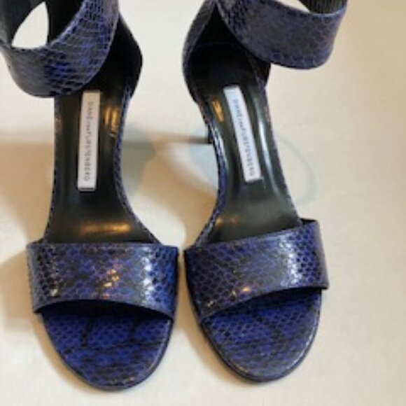 Diane Von Furstenberg snakeskin heels with ankle strap & zippered backs Size 5.5 - Picture 2 of 6